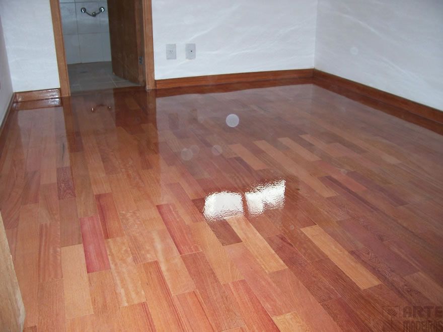 Rodapé de madeira ipê: o acabamento que faz toda a diferença no seu ambiente
